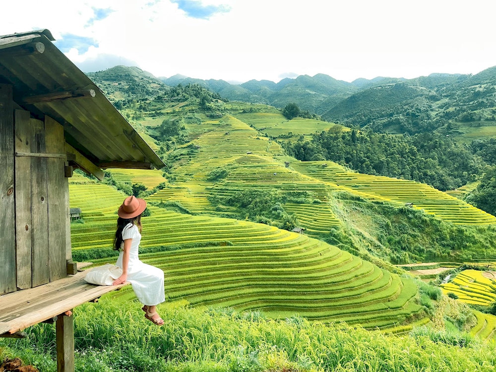 Make sure to arrive early in the morning or late afternoon for the best lighting conditions, as the golden hours will bring out the vivid colors and dramatic shadows of this beautiful village